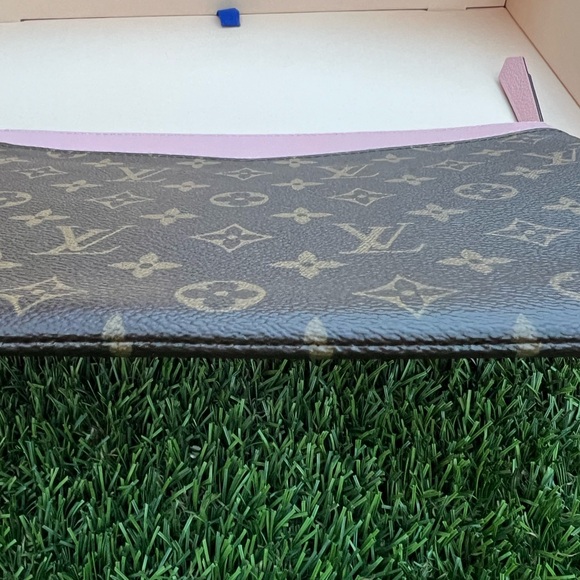 ❌SOLD❌Louis Vuitton Daily Pouch Monogram Rose Ballerine - Picture 13 of 16